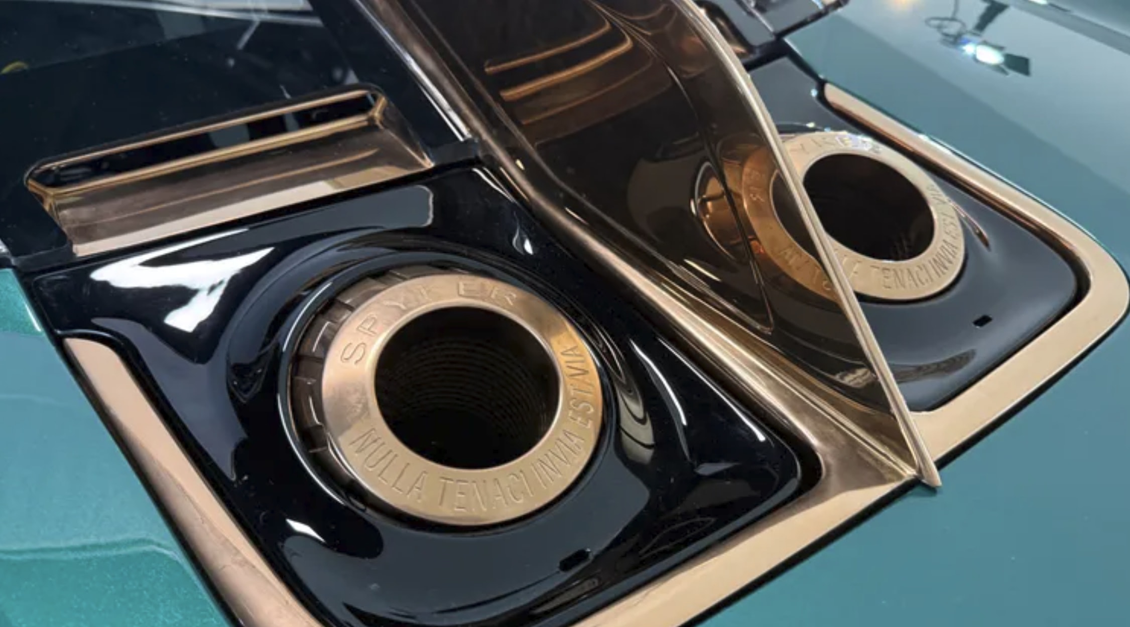 spyker-c8-preliator-breaks-cover-with-an-audi-v8-a-manual-gearbox-and-rose-gold-details_12